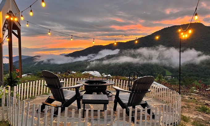 Frank Casa | Private Romantic Loft with a VIEW! Heartbeat Area for Hiking & Waterfalls!