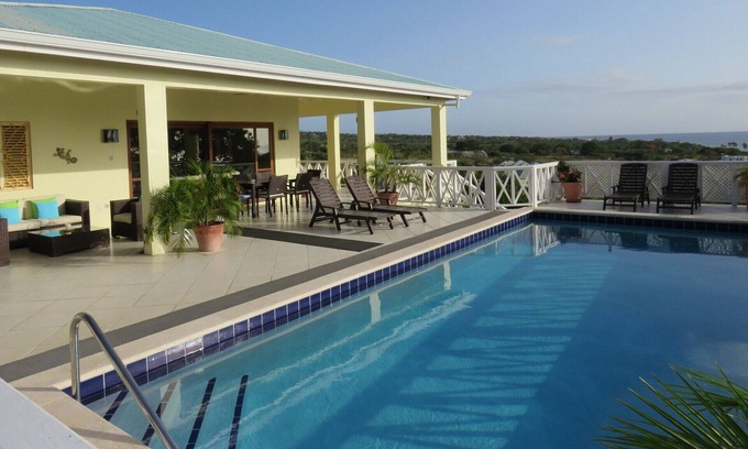 Cades Bay Casa | Retiro romántico privado, idealmente ubicado, vistas panorámicas, a pie de la playa.