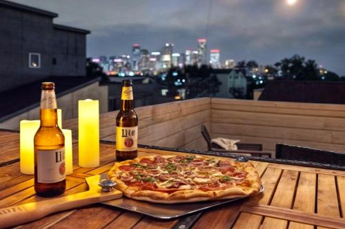 Greater East End Casa | Private Rooftop in Houston's Downtown! Pizza Oven and Skyline Views
