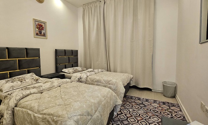 Dubai Apartamento | Habitación privada y balcón en una villa.