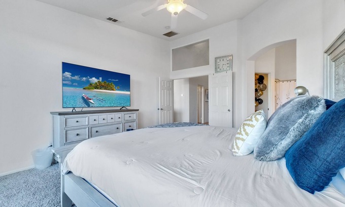 Lake Elsinore Apartamento | Private room/bathroom. Enjoy this beautiful view!