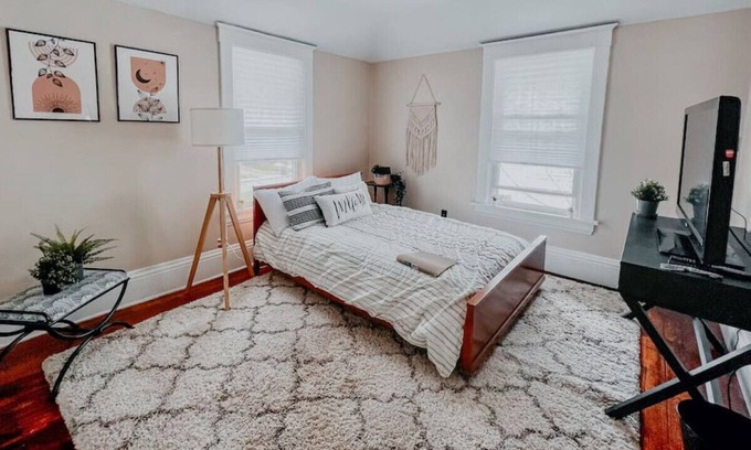 Kalamazoo Casa | PRIVATE room, Close to DT & airport + Free Parking and cleaning