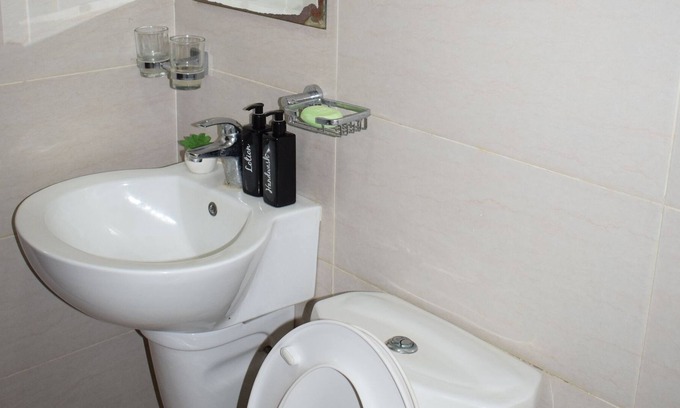 Thompson Estate Apartamento | Private Room in Fully Furnished Nairobi Apartment