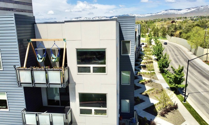 East End Apartamento | Private room in modern building top floor corner. Greenbelt and mountain views!