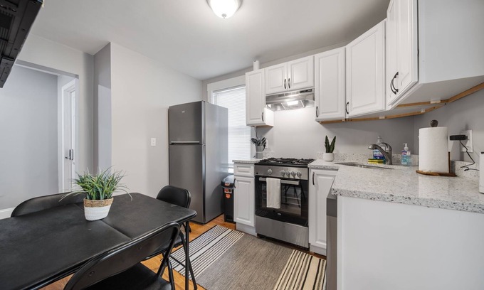 Columbus Park - Andrew Square Apartamento | Private Room in Newly Updated Apt minutes to beach