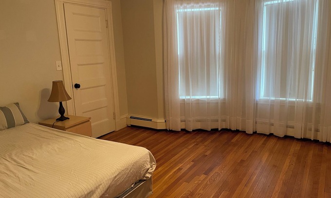 Everett Casa | Private room/shared 2 bathroom/full equipped kitchen/Free Parking/Close to T