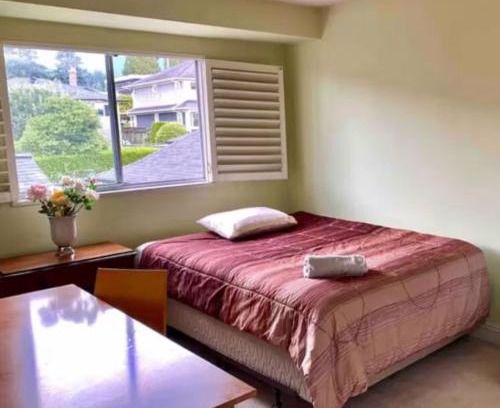 West Vancouver Casa | Private Room with Mountain view