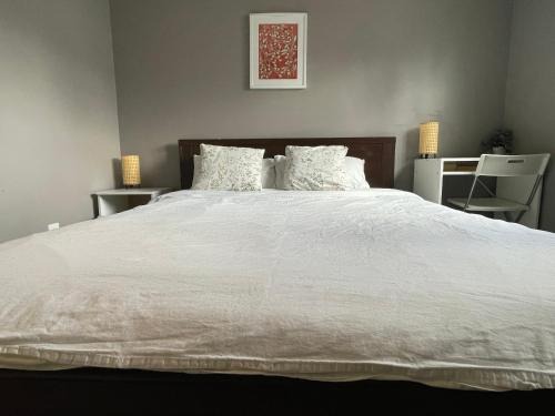 Richmond Casa | private room with queen bed in richmond 202