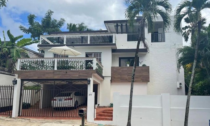 Monacillo Urbano Casa | Private Rooms in Duplex Home w 4 Baths FQ Beds 1-3ppl