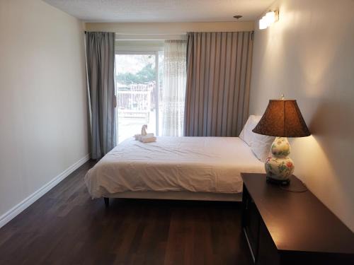 Bayview Woods - Steeles Casa | Private Rooms in House in North York Shared Kitchen