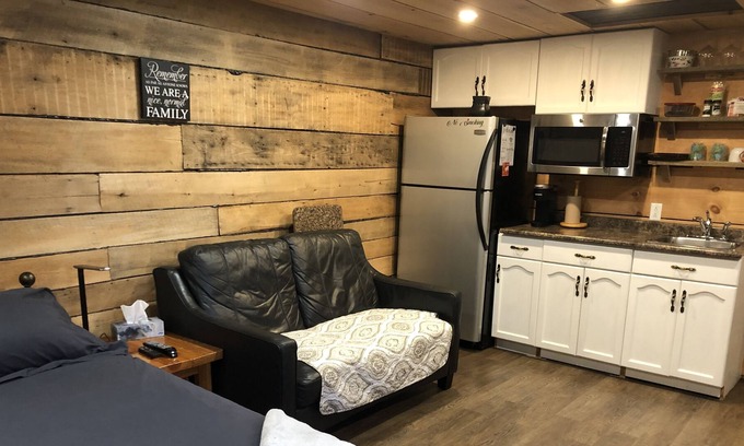Malahide Cabina | Private Rustic Country Bunkie - relax and unwind