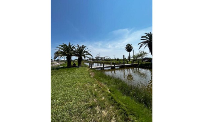 Crystal Beach Alquiler De RV | Private RV Pad w/fishing access close to beach!
