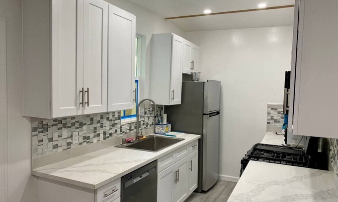 West Los Angeles Casa | Guest House-Westside Location! In our family 50 Years as a rental