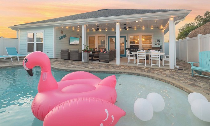 Riviera Beach Cabaña | Private Saltwater Pool! LUX Vibe! Dogs Ok! Golf Cart! 3 Mins To Beach! Sleeps 9!