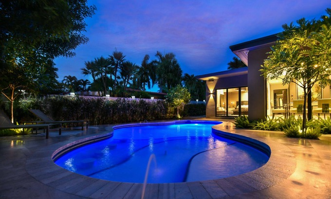 Coral Ridge Casa | Private Saltwater Pool - Updated Modern 3BR 3BA - 1 Mile to Beach!