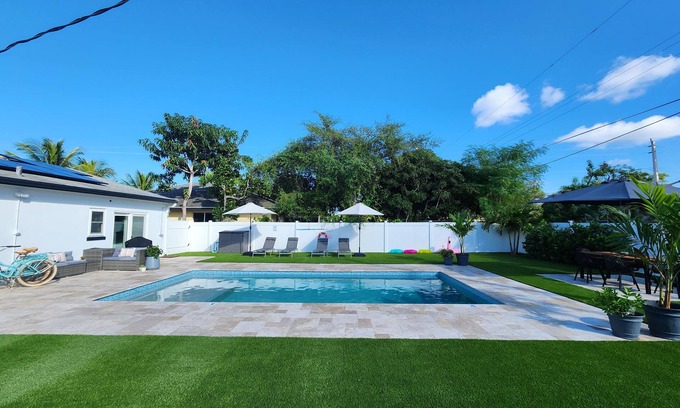 Boynton Beach Casa | Private saltwater pool, beach service perks, conveniently located! Dinner on us!