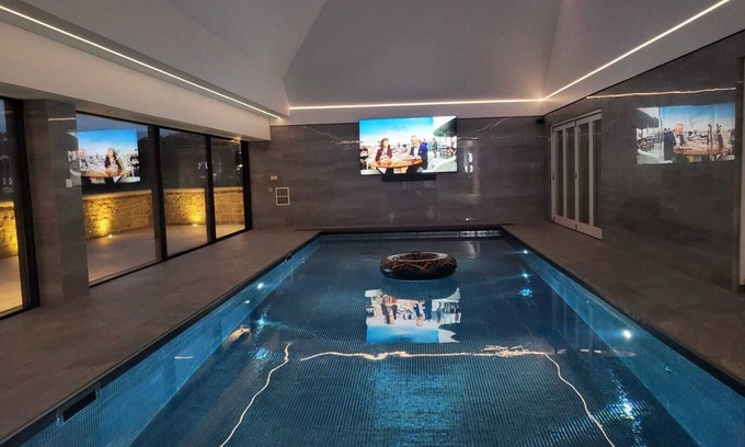 Warnham Apartamento | Private secluded apartment with pool, hot tub, sauna and steam room just for you