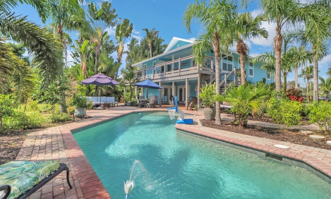 Truckland Casa | Private, Secluded, Close to Beach! Heated Pool! 2 Living Spaces! Over $125 Free Daily Activities!