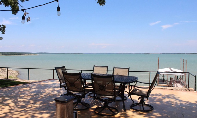 Runaway Bay Casa | ¡RETIRO DE LAKEFRONT SECLUDADO CON EL BARCO Y LOS PATIOS GRANDES!