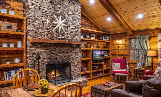 Townsend Cabina | Private, Serene Mountain Cabin Near the Park with Pool and Fitness Access
