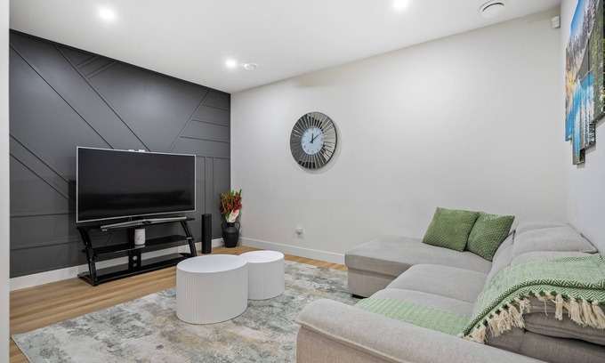 Symons Valley Casa | Private Sherwood Suite by Park