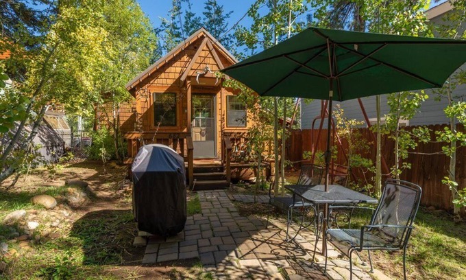 Kings Beach Cabina | Romántico, cabaña privada Tahoe, séptima noche gratis, paseo a la playa, WiFi de alta velocidad