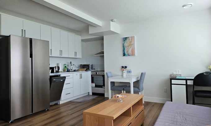 Burke Mountain Casa | Private south-facing suite with a full bathroom and fully equipped kitchen.