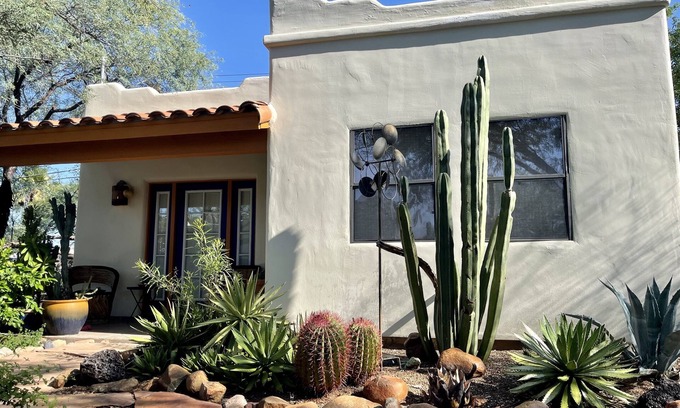 Peter Howell Casa | ** Relajante Casita en el centro de Tucson con un patio trasero exuberante y completamente cercado **