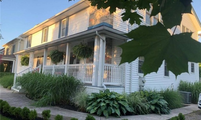 Historic Old Town Casa | Private spacious Home in the heart of Niagara-on-the-Lake's Historic District.
