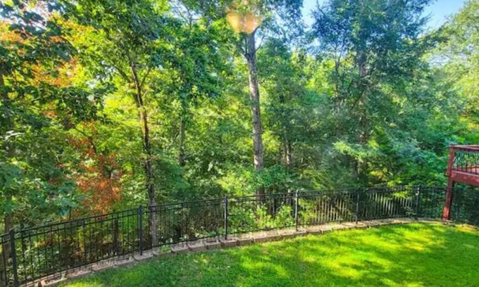 Bentonville Casa | Private space in Bentonville with a forest view!