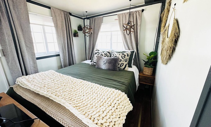 Pecos Apartamento | Private, Spacious Studio BoxHouse with Office: Queen Bed with Office