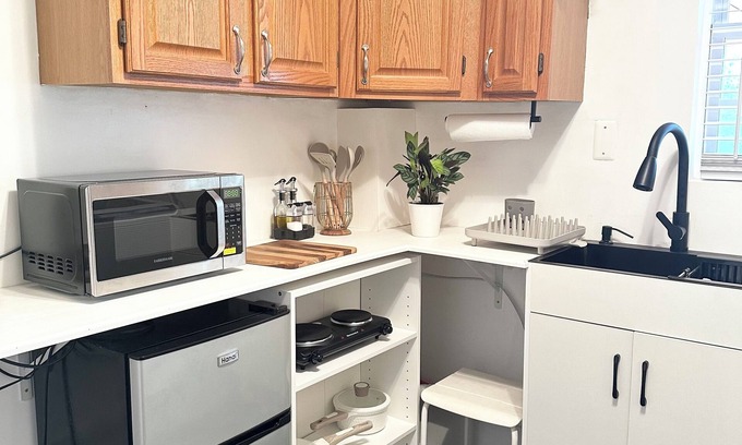 Colonia Casa | Private studio, Bedroom, living and bathroom, close to train to NY. Pet friendly
