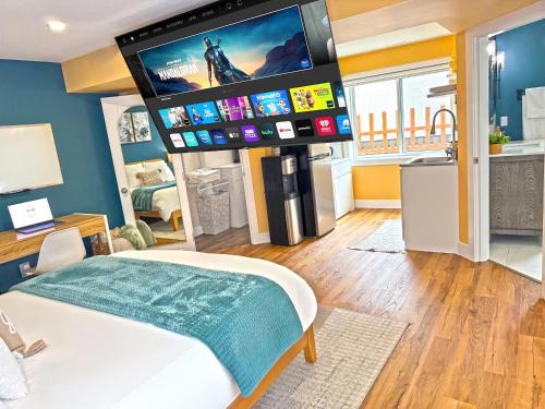 Williams Lake Casa | Private Studio - 5 Min to DT - Self Check-In - 75 Inch TV