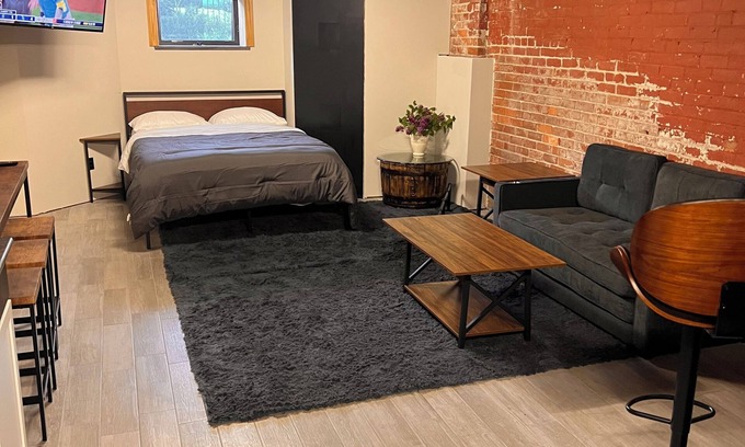 Midtown Apartamento | Private Studio Apartment 2 Blocks from all arenas! Event Parking Included