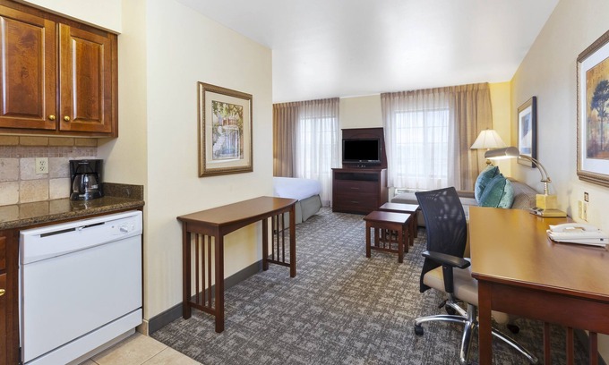 Okemos Apartamento | Estudio privado Desayuno gratis. Piscina y jacuzzi. Cerca de la universidad de estado de Michigan.