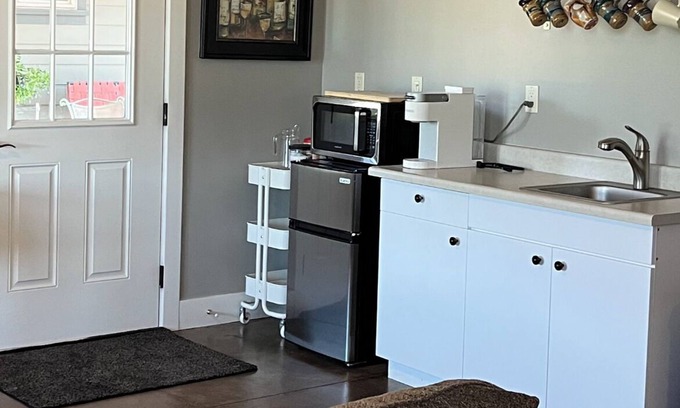 Redwood Valley Apartamento | Private Studio in Beautiful Mendocino County. Vineyard Views, near Wineries/Lake