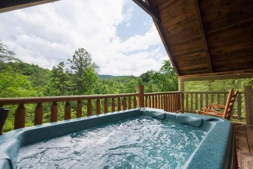 Sevierville Casa | Private Studio Log Cabin! Mountain View, Hot Tub, Fireplace, Honeymoon!