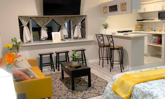 North Las Vegas Apartamento | Private Studio, own entry, kitchenette, full bath.