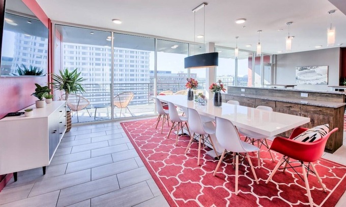 University District Casa | ✨Private Studio with Laundry Room⏺️Parking🚗Fitness Gym💪| Extended Stay Ready✨