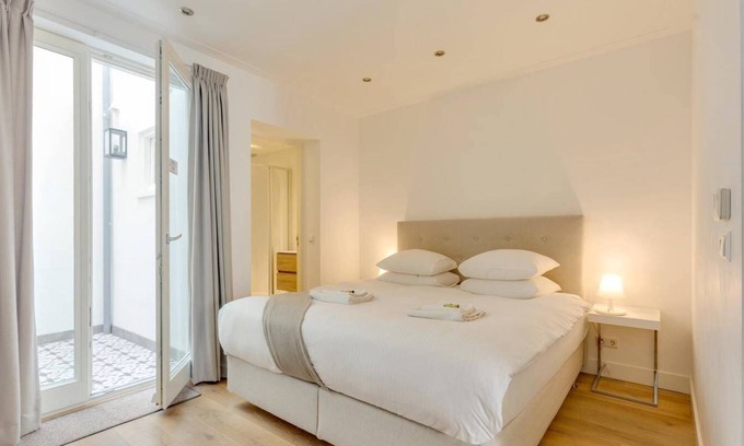 Jordaan Cama Y Desayuno | SUPER Luxurious Studio | Couple Getaway | JORDAAN AREA!