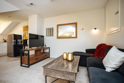 Lee's Summit Casa | Private Suite Near It All - Prime Location