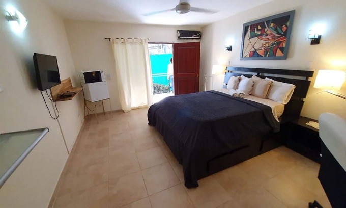 Playa Chiquita Apartamento | Private suite with huge pool, near Playa Chiquita