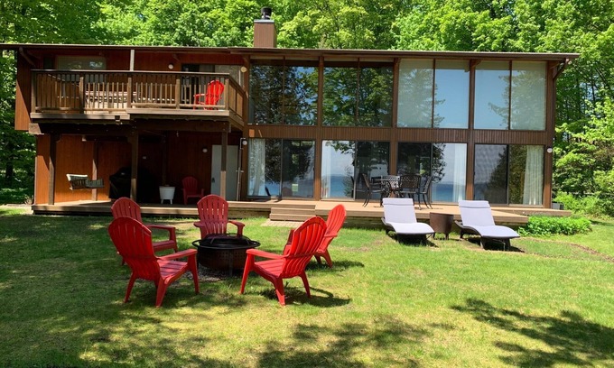 Suttons Bay Casa | Casa privada en la costa de Suttons Bay con Wi-Fi, aire central, cerca de Traverse City