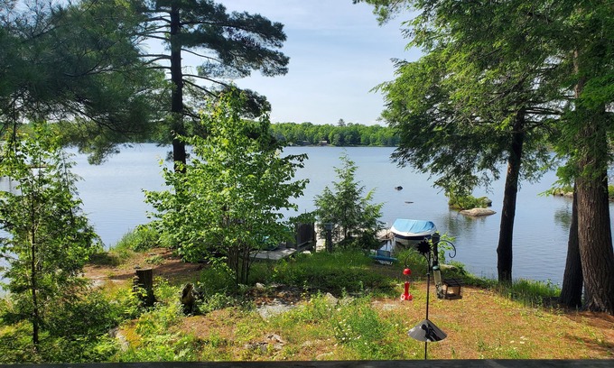 Marmora and Lake Cabaña | Private Three Bedroom Cottage on Small but Beautiful Lake