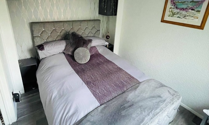 Farnham Cabina | Private Tranquil One Bedroom Lodge With Parking and Outdoor Space. Pet Friendly!