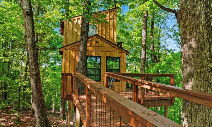 Cadiz Cabina | Private Treehouse getaway on Lake Barkley. Luxury in the trees!