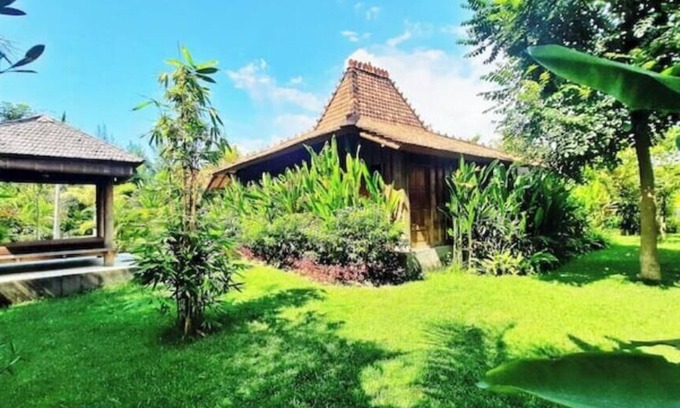 Kalisada Apartamento | Private, tropical garden, authentic wooden house