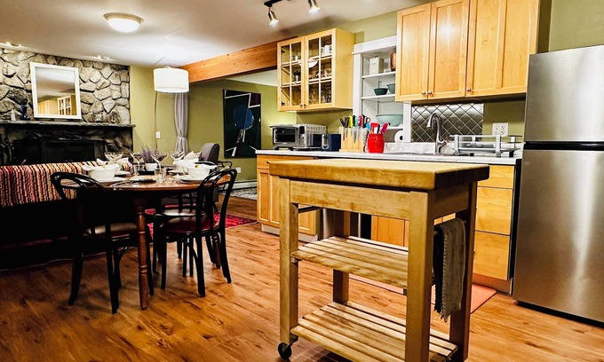 Truro Apartamento | Private Truro apt near Corn Hill Beach & Ptown, dog-friendly--laundry & parking!