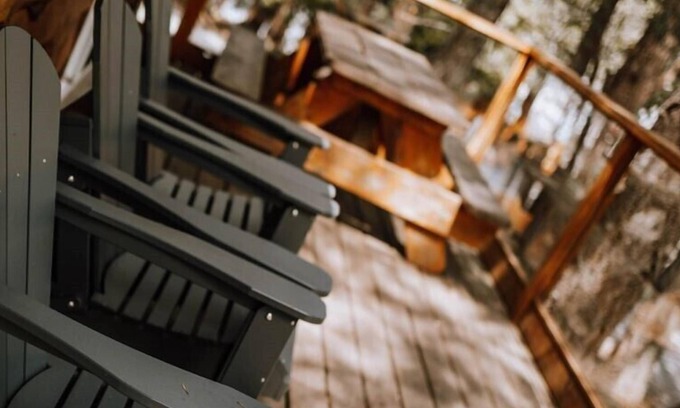Regional District of Nanaimo Cabina | Private two-bedroom cottage with a sunny wrap-around deck