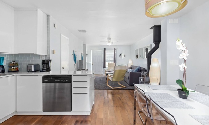 Carrboro Casa | Private UNC Townhome with Parking & 2 Bedrooms